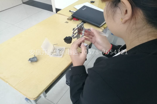 长春锁匠学校女学员学开锁