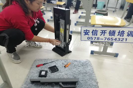 女学员在长春开锁学校学开锁