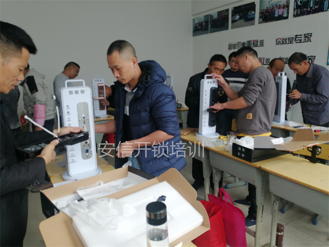 梨树学智能锁安装维修技术